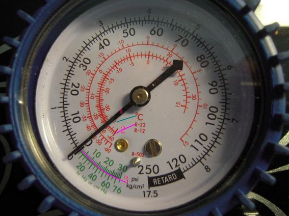 汽车空调打压 加雪种看的是表上哪个单位的数值