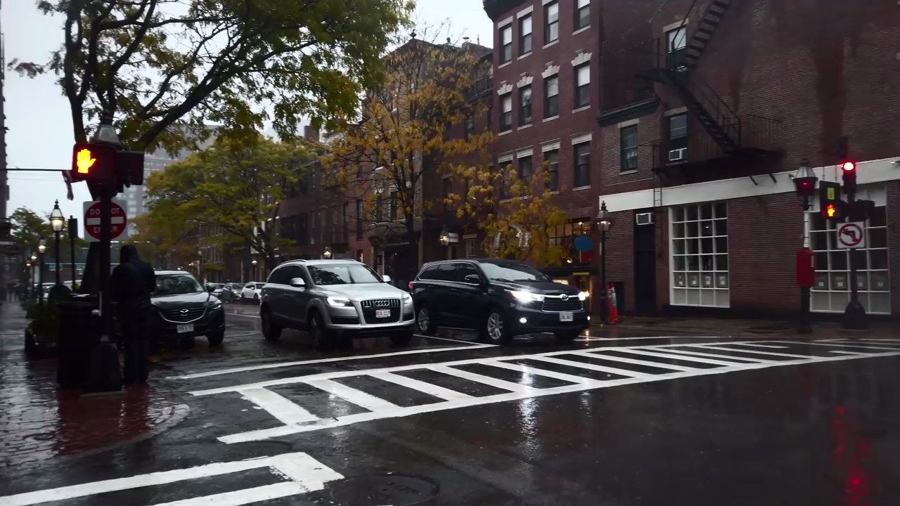 [图]Walking in the Rain in Boston, MA (Binaural Rain on Umbrella Sounds in Beacon Hi