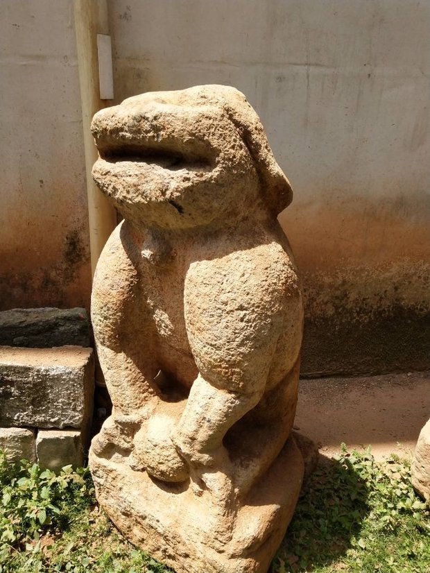 请大神帮我鉴定下这石狮子是什么年代的