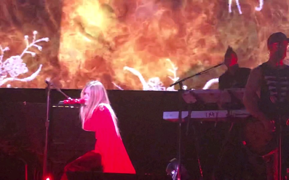 [图]Avril Lavigne—I Fell In Love With The Devil live 奥克兰站