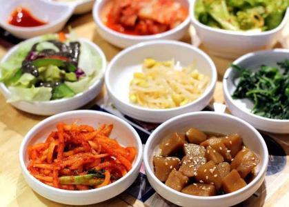 韩国人吃烤肉时包的什么菜呀?