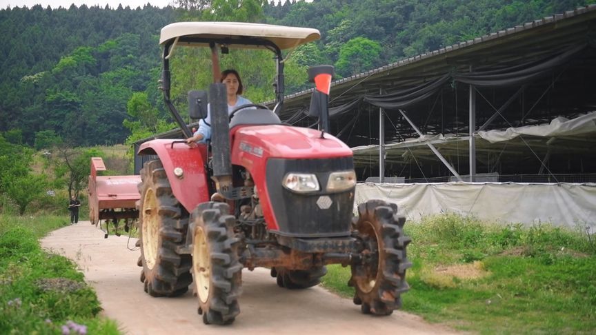 [图]我们的新时代 ①“90”后女农机手,科技种田又飒又酷