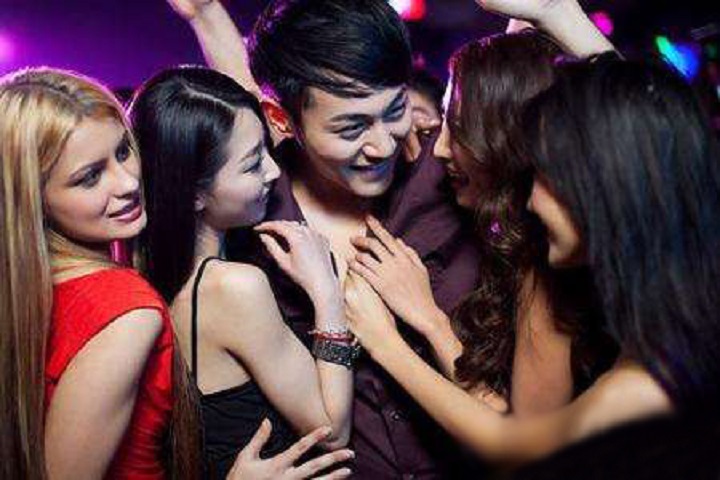 橙果医生:为什么 漂亮女人容易让男人犯傻?