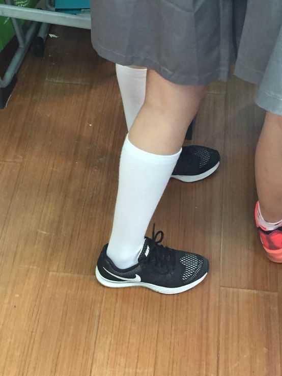 男生上学带备用袜子很奇怪吗? 最近经常穿这样