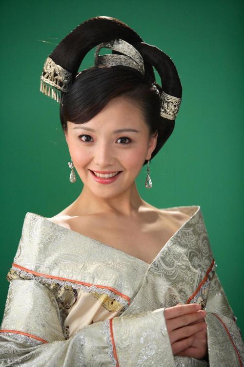 孙茜在《甄嬛传》中饰演的"槿汐姑姑"端庄大气,机智聪慧,端庄稳重
