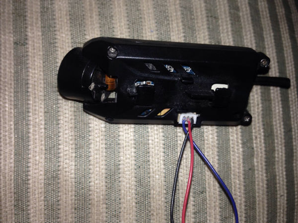 请问哪个是正负极能和电池通上电吗?紧急紧急