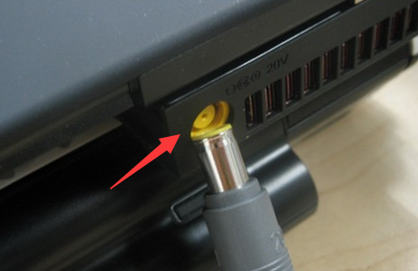 为何笔记本电脑插上电源,充电指示灯闪烁,却充