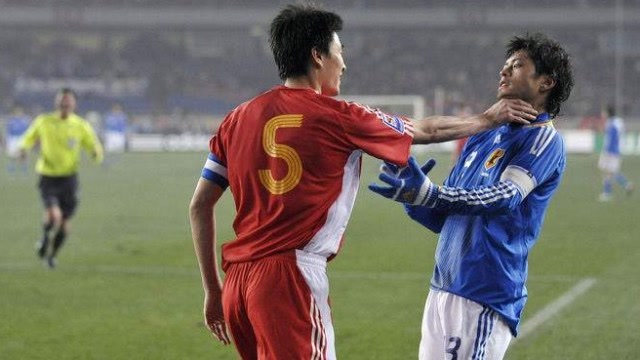 国足vs日本 球踢得好坏不说!但 李玮峰这个 锁喉功令人震撼