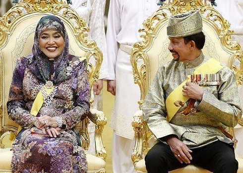 文莱王后的王冠没有一顶小的,王室的女人都这么任性吗?