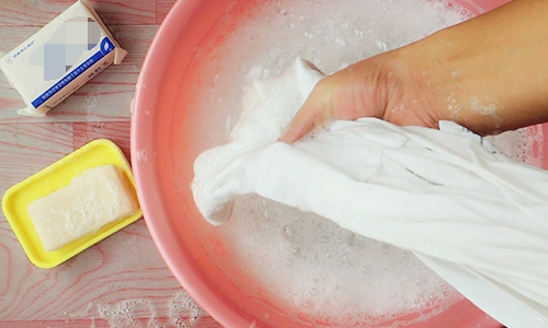 新衣服穿过了,新衣服第一次要盐水泡后还要洗衣粉洗吗?