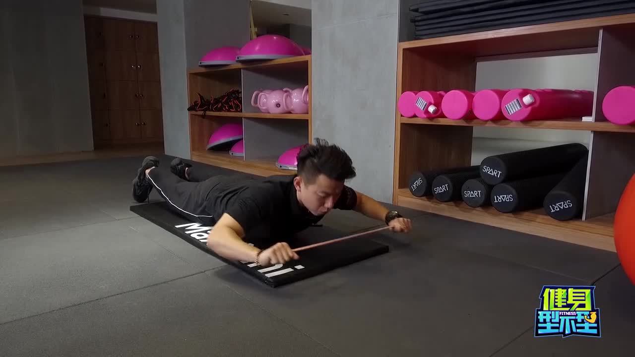 俯身弹力带划船:灵活 肩胛骨放松肩颈肌肉,每天4组让肩膀更灵活