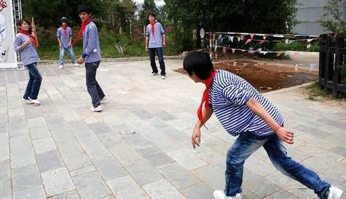 丢沙包是怎么玩的