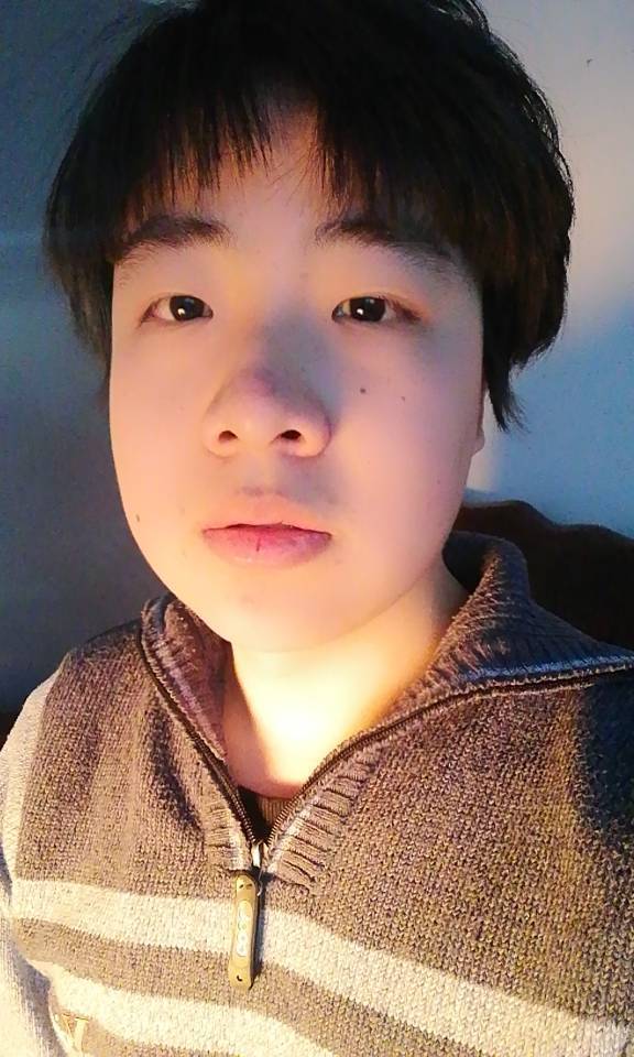 我这发型.家人说不男不女,但我喜欢中长发,如何变的男人一点?