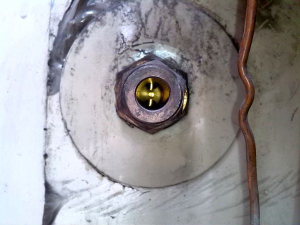 这个燃气热水器排污阀怎么打开?