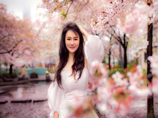 冉莹颖海边拍摄美照,皱市明对她宠爱有加,女人怎样才能赢得老公不离不