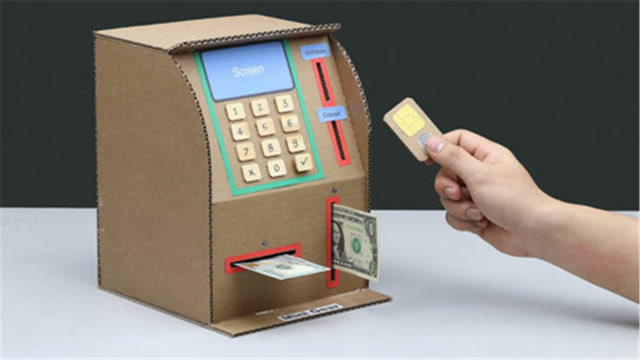 牛人用纸板制作插卡功能的atm存取款机,这创意和动手能力真厉害