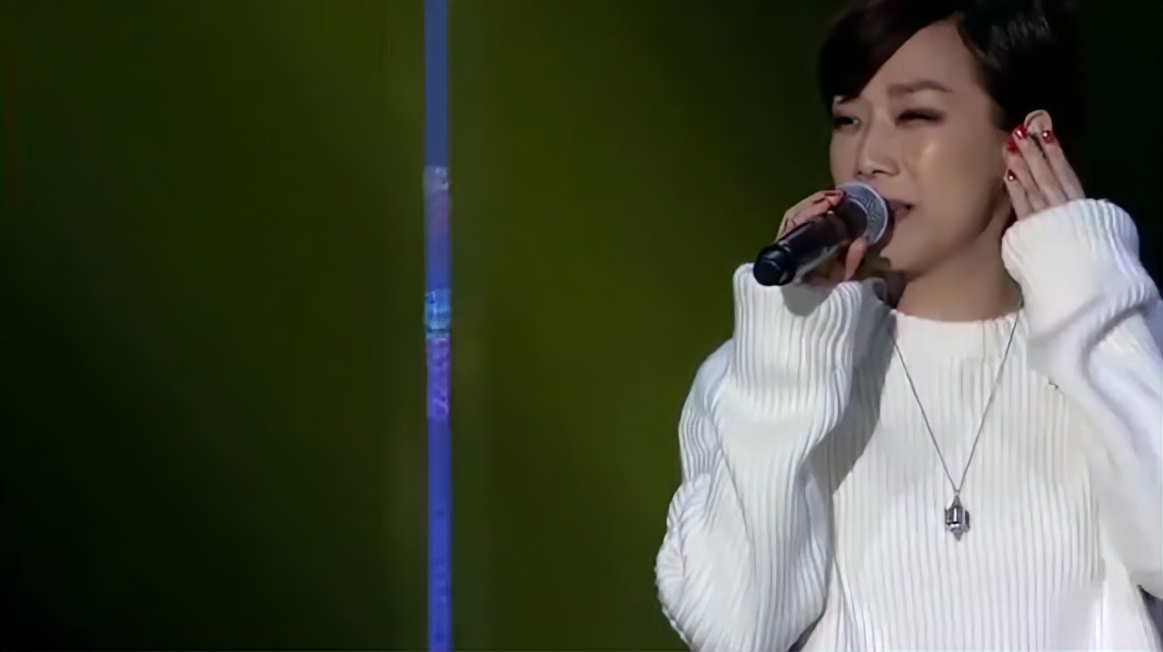 把自己 b>唱哭的歌 /b>,林忆莲泪洒演唱会献唱金曲,前奏一响让人泪目
