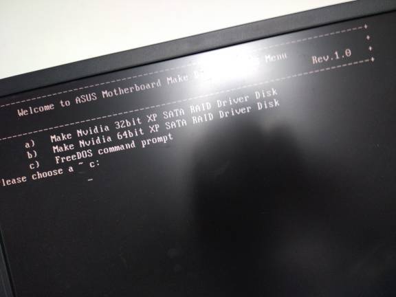 请问我的电脑是一开机就是黑屏然后一些英文字