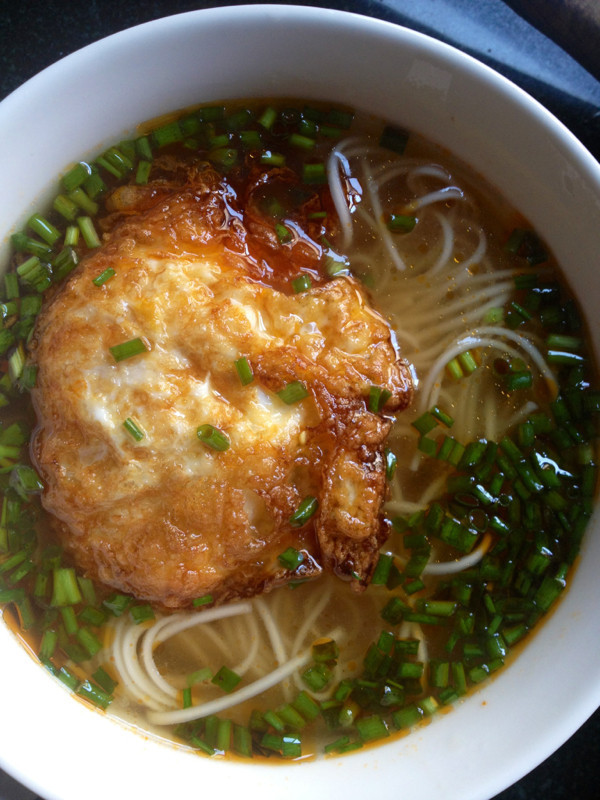 5,把鸡蛋翻上来简单,新鲜一碗香喷喷的葱花面,上桌即可食用.