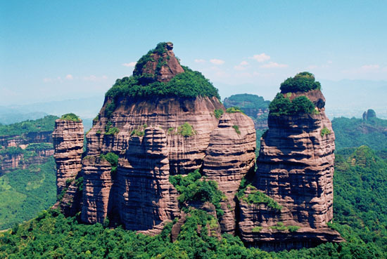 丹霞地貌(danxia landform)系指由产状水平或平缓的层状铁钙质混合不