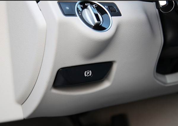 奔驰c260手刹在哪