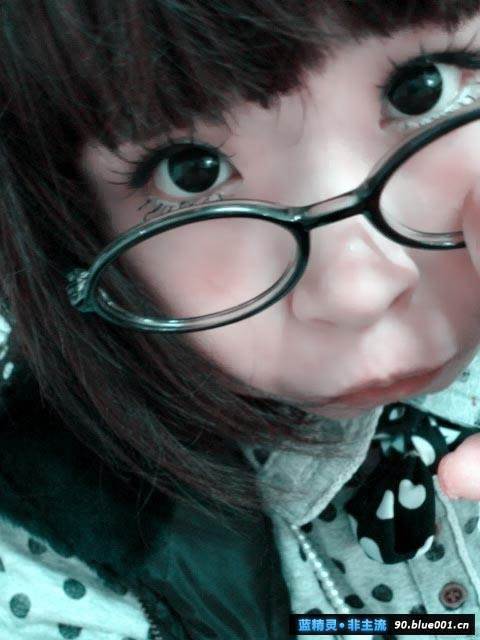 有关一张非主流女生嘟嘴图片