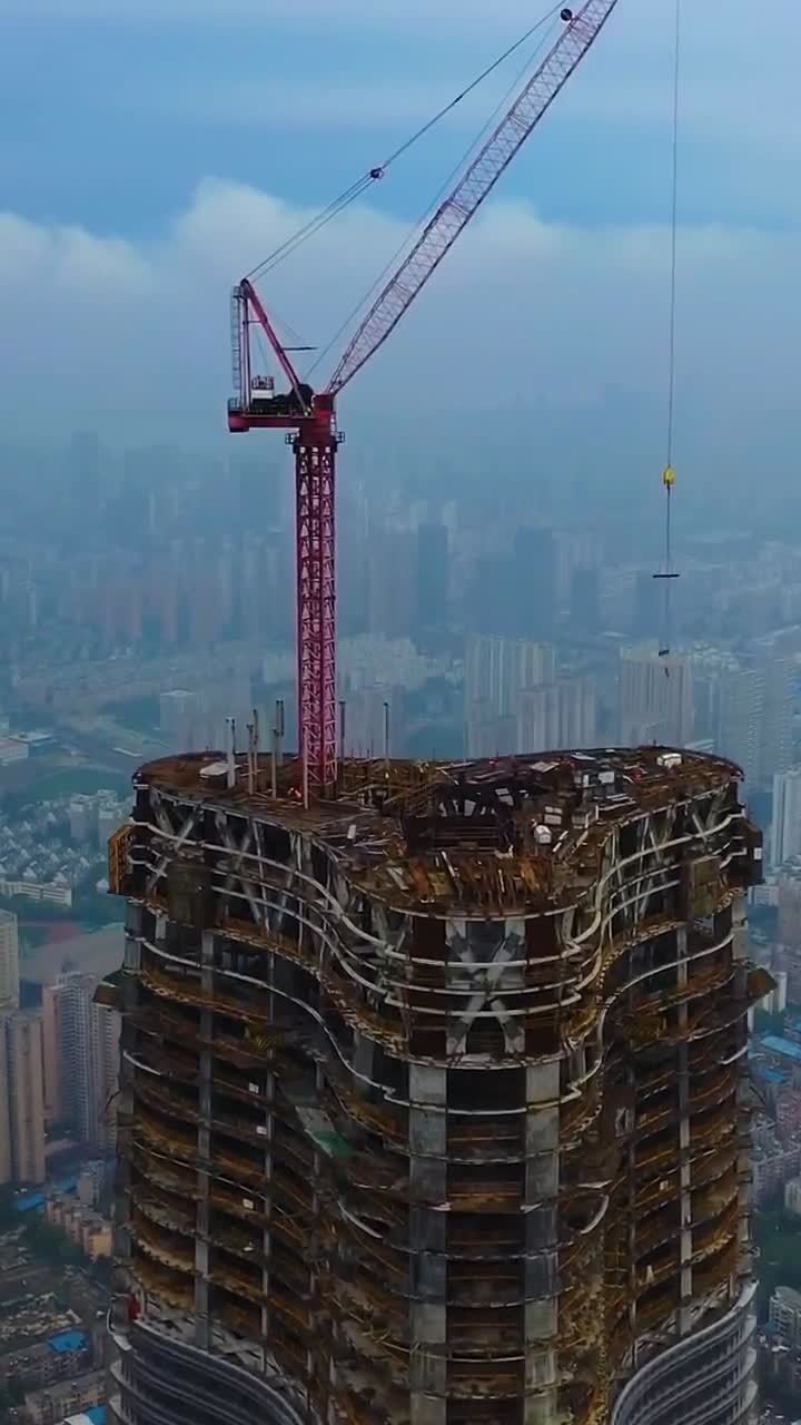 武汉绿地中心500百米高空作业塔吊女司机一上去就一个月高空作业超级