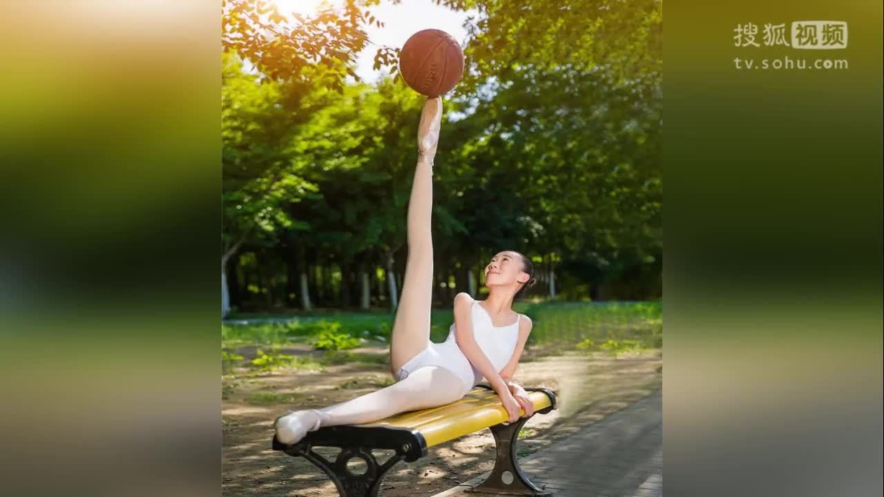 一字马女神爆红 蹬篮球"一柱擎天"令人瞠目