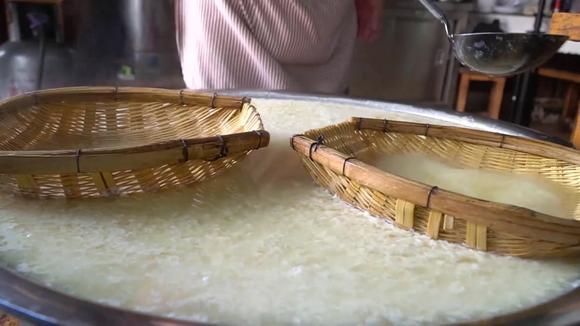 云南街头一天卖无数份的 自制豆花,可加糖可加辣椒吃