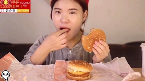 韩国吃播:卡妹吃播两个汉堡,大口大口吃的真香!