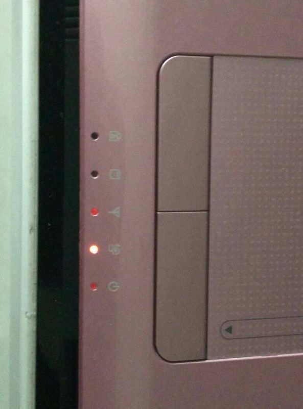 如图所示,三星笔记本,现在开不了机了,一开机就