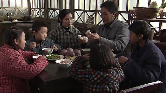 视频- 我的兄弟姐妹:李幼斌一家吃饭,一个白面馒头四个孩子分着吃