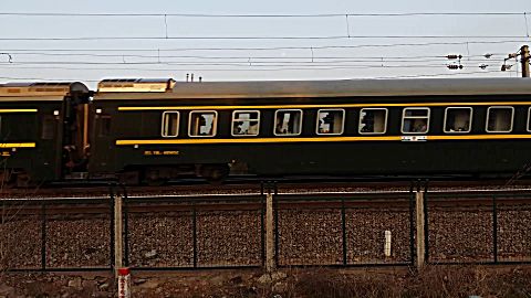 ss7e型电力机车牵引z126次列车从京广线滠口站附近经过