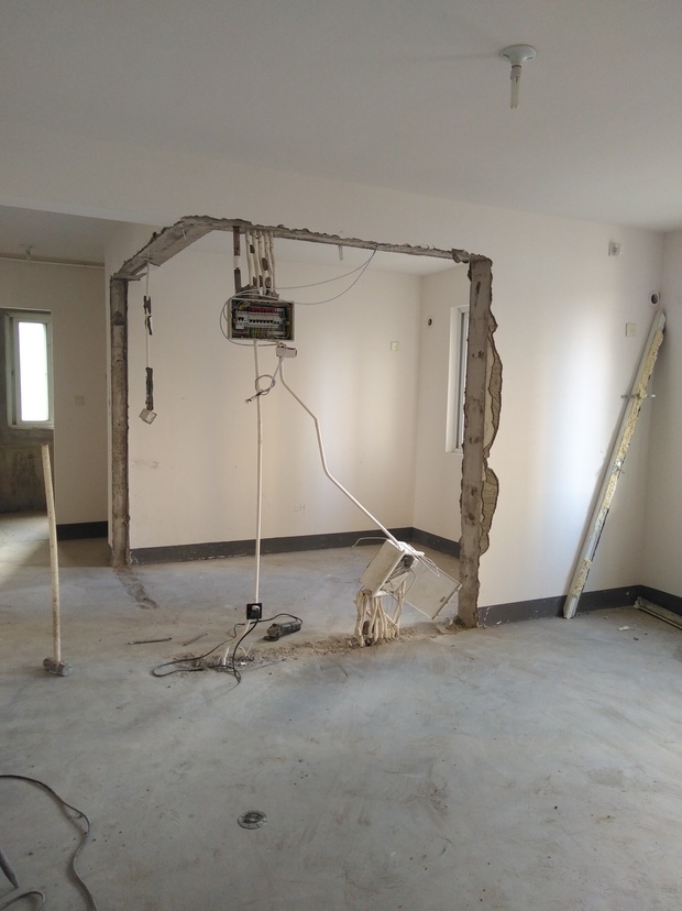 新房里的客厅与餐厅之间有面墙,而且是承重墙