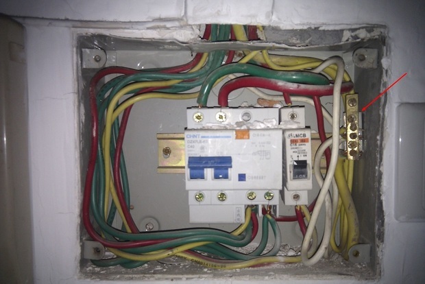 我要从家庭配电箱里接一根地线到厕所的插座,是不是从图中红色箭头处