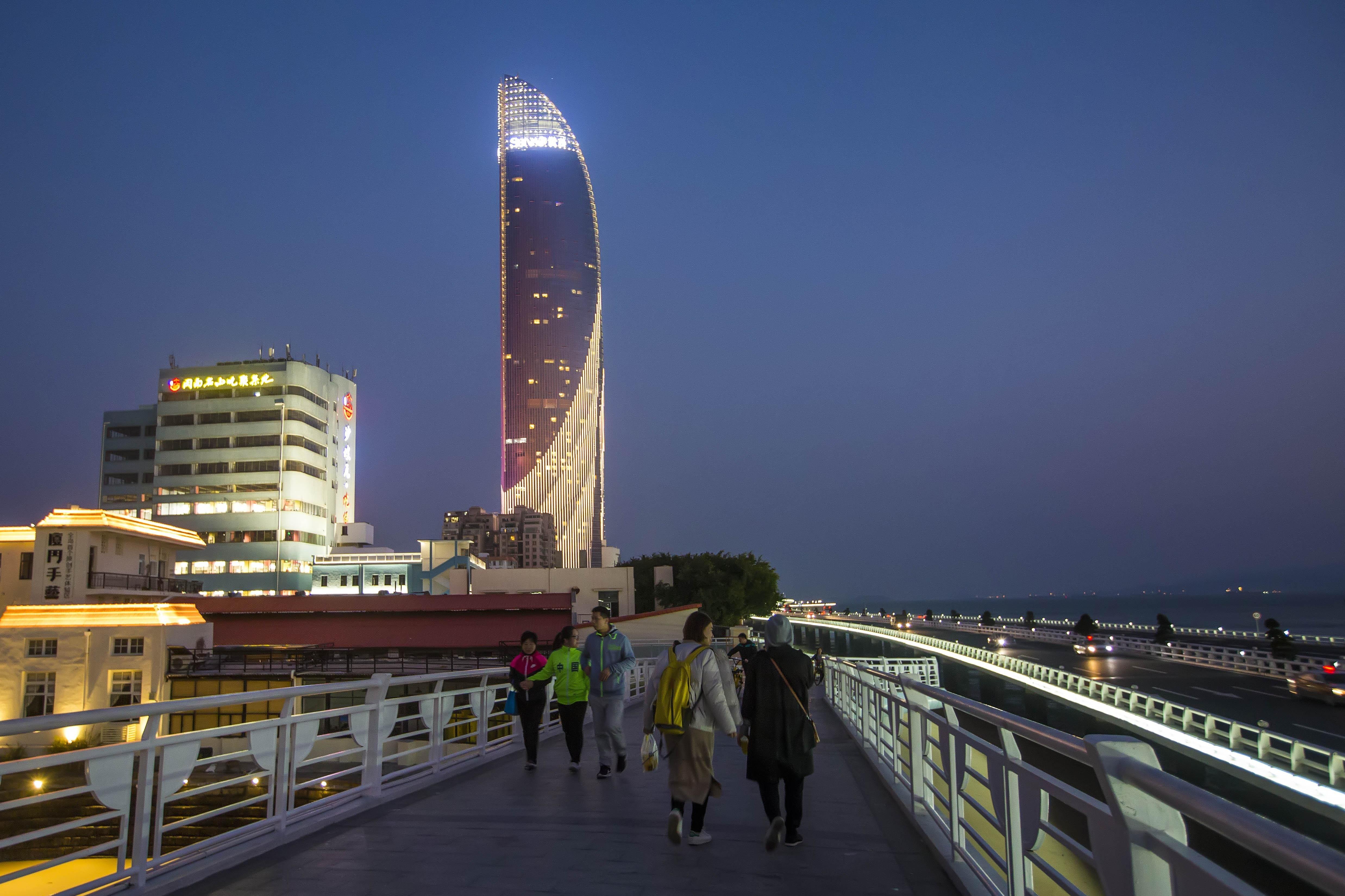 视频:夕阳西下,落日余晖中演武大桥及双子塔流光溢彩美轮美奂