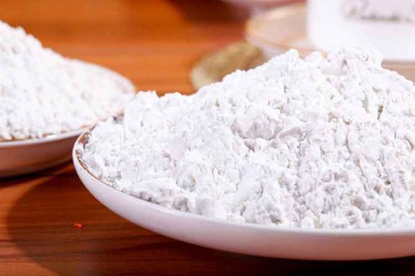 2,把鸡翅在干淀粉中拍上粉,要拍满鸡翅各部将鸡翅的外层.