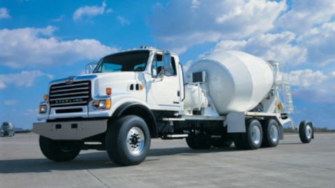 大卡车运小汽车2 挖掘机与卡车工作视频 儿童工程车表演 挖掘