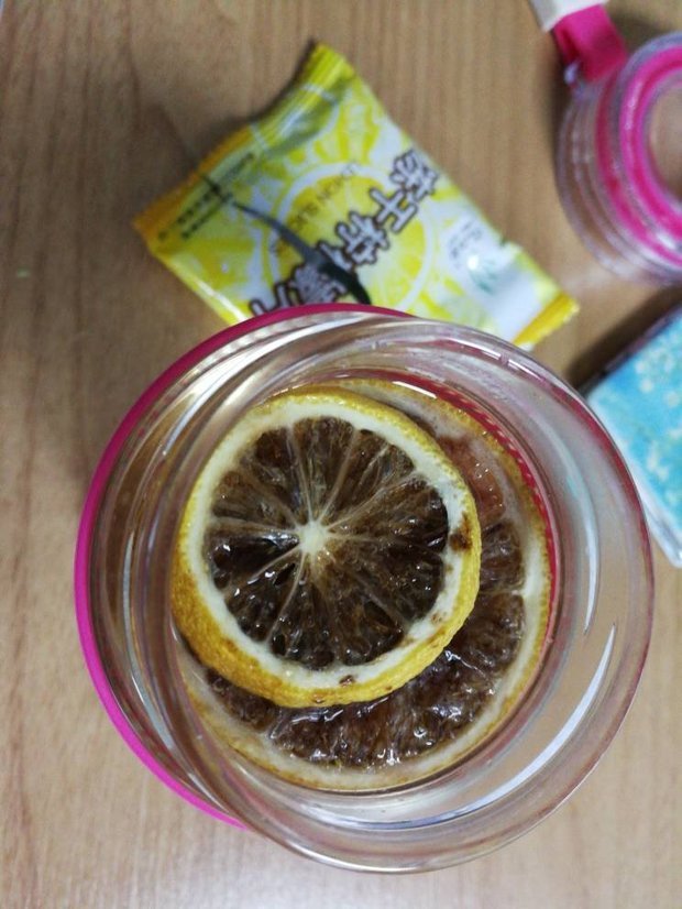 超市买的冻干柠檬片,颜色好奇怪,什么情况?