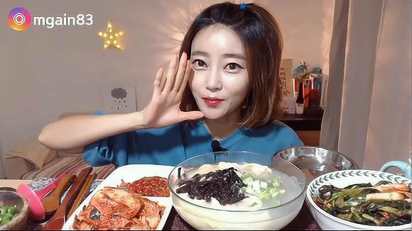 视频:韩国吃播多萝西吃饺子  辣椒  泡菜,又是一顿 辣辣的,吃得还挺香