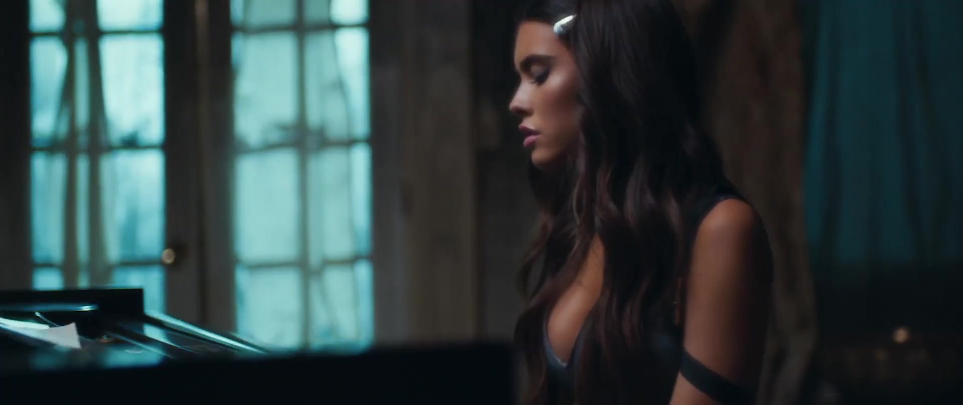 [图]Madison Beer - Good in Goodbye (官方音乐录影带)