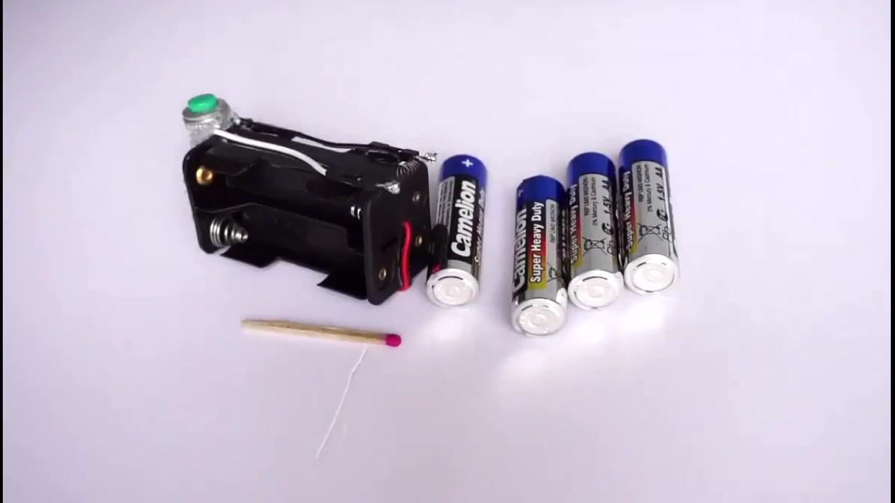 用 b>电池做 /b>个 b>打火机 /b> 一学就会 这装逼技能你学会了吗