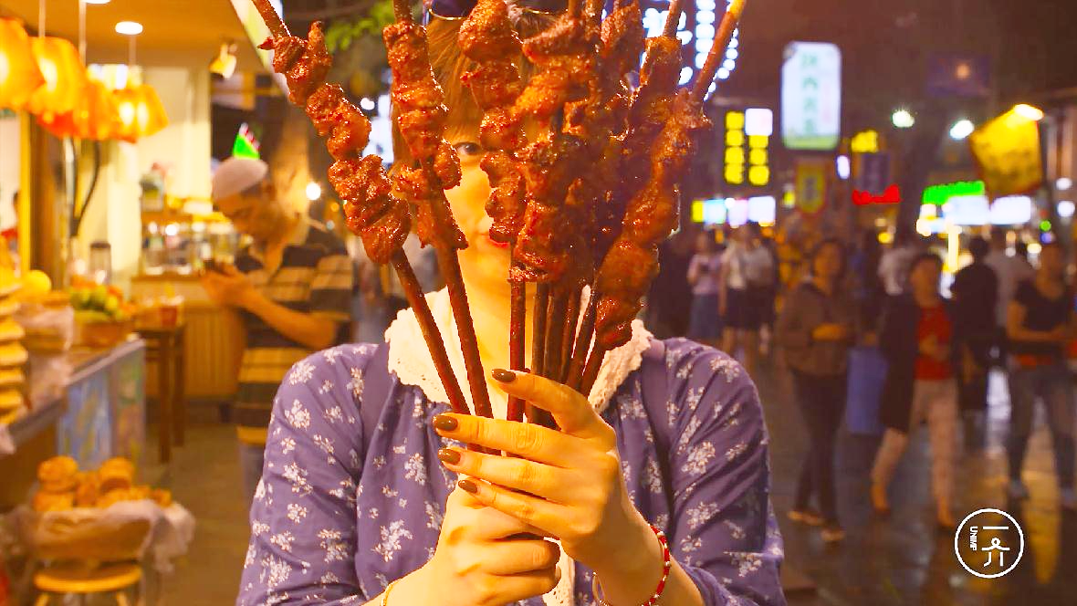 视频:美女带你吃遍西安回民街,店家现场杀羊做羊肉串,吃得满嘴是油