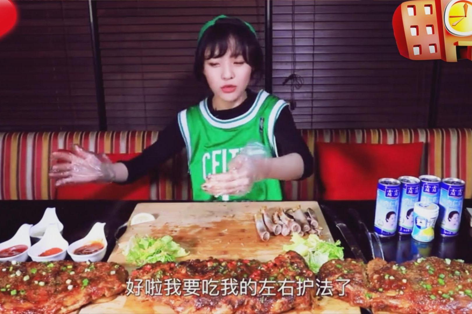 视频:大胃王mini今天扮演篮球少年,吃四扇猪肋排,少年好能吃啊