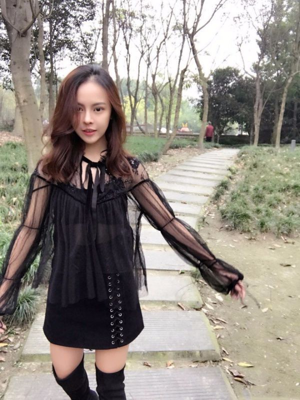 好像叫黄蕾,很好奇当初最像男孩子的那个小女孩长大后是什么