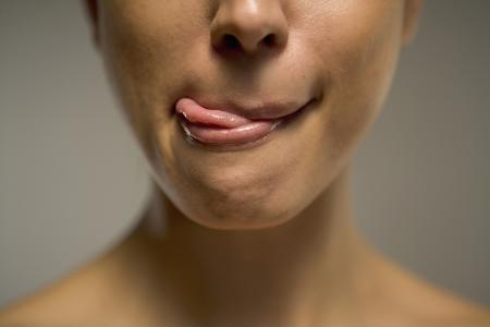 为什么有的人唱高音时,舌头左右向中间卷起?