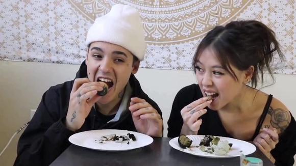 外国人吃皮蛋的表情酸爽到自己都怕吃皮蛋了