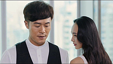 催眠大师给女生做 催眠治疗,动作看起来有些滑稽