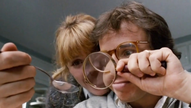 喜剧片: 男主缩小得比灰尘还小,跳进父亲的牛奶中游泳,差点被他喝下肚