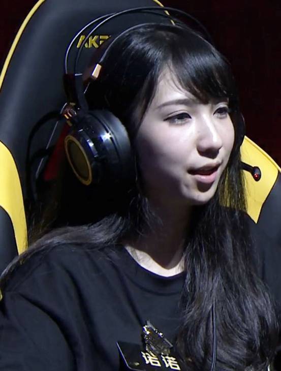 虎牙的诺诺,打野出身的她为了比赛选择了辅助位,看来还是有些担心坑